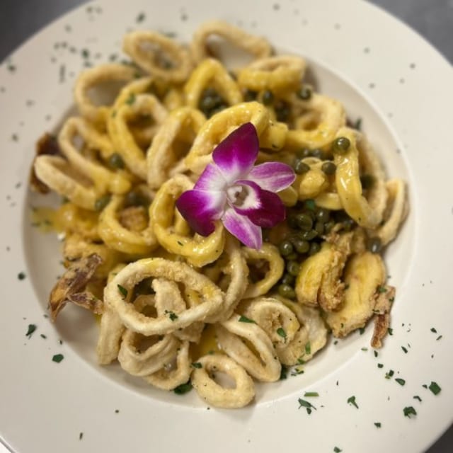 Fried Calamari ala Romano (appetizer).